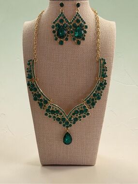Gold-tone Emerald Green Teardrop Necklace & Earrings Set